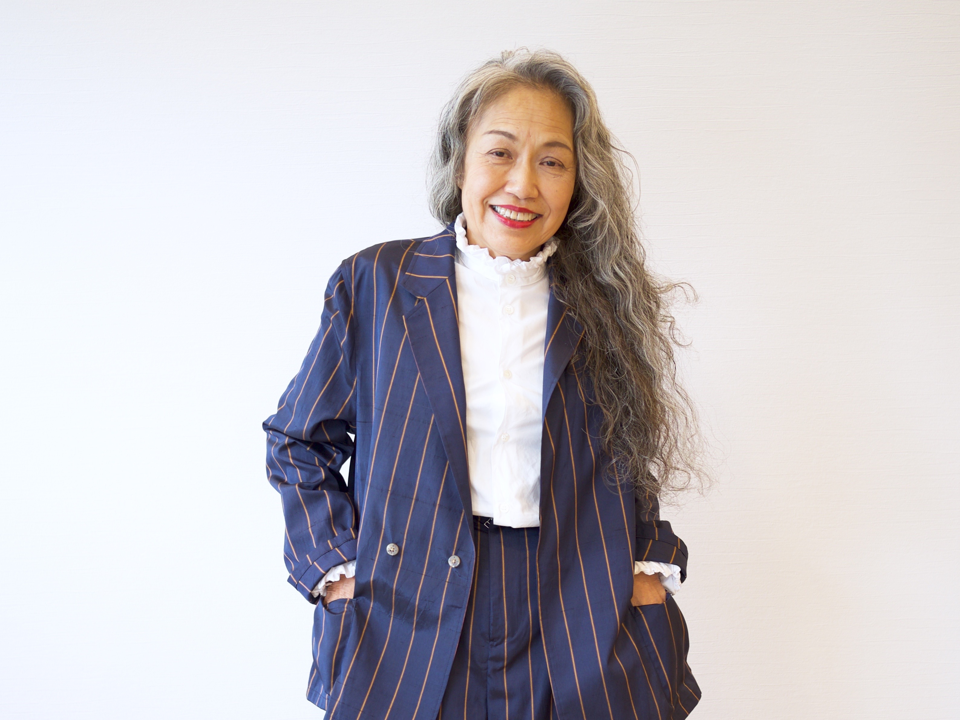 個性的なスパイラルパーマで素敵なグレイヘアに｜えがお美容室奈良店