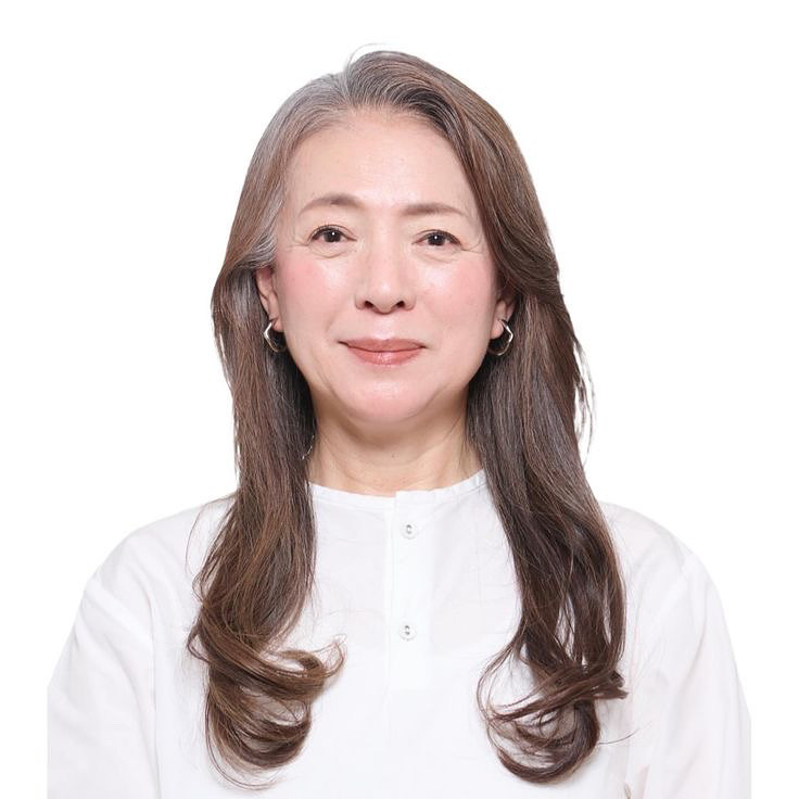 大人世代のためのセミロングと白髪ぼかしで魅力を引き出す｜えがお美容室奈良店