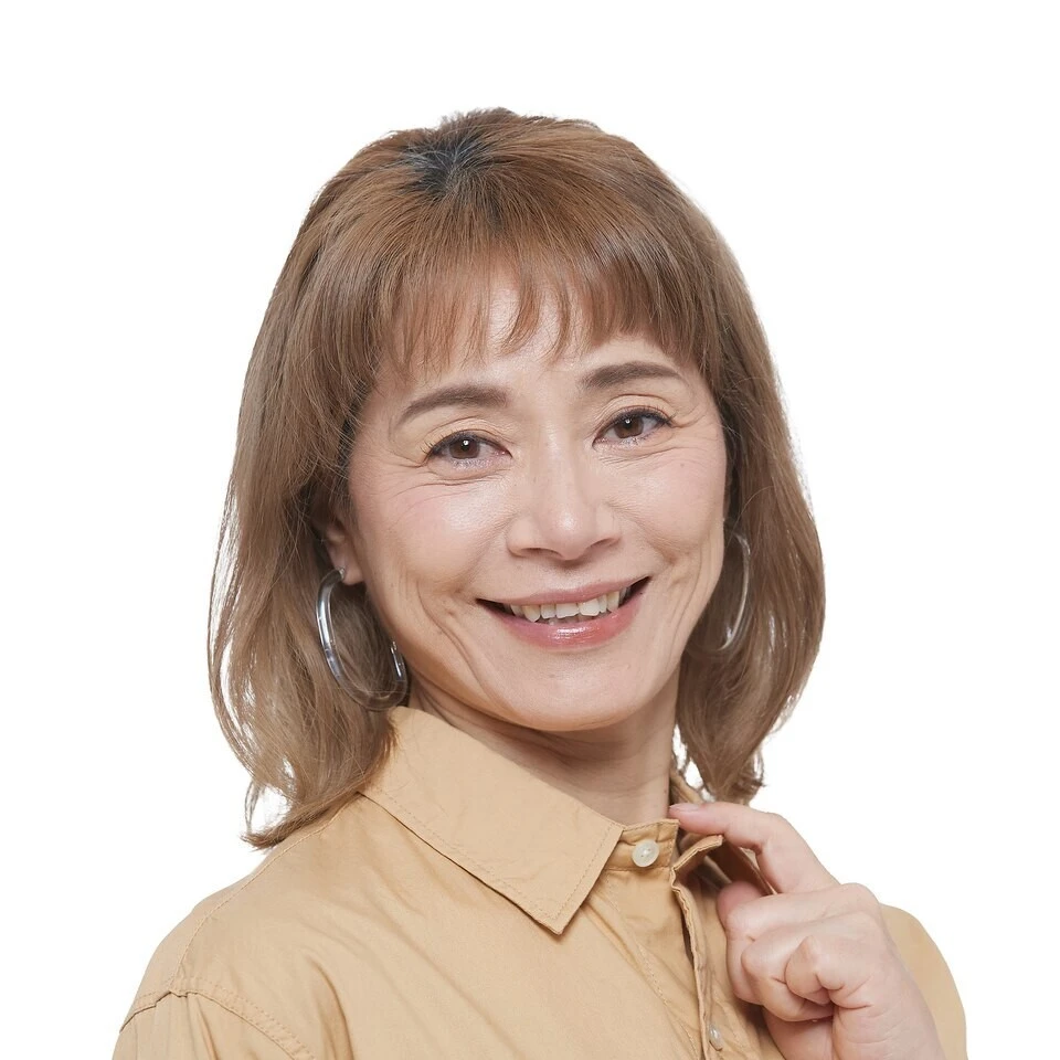 あなたの女性らしさ、ミディアムカットで際立てます！