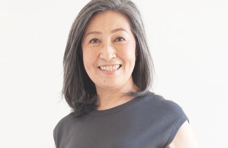 パープルグレーで上品なヘアカラーに
