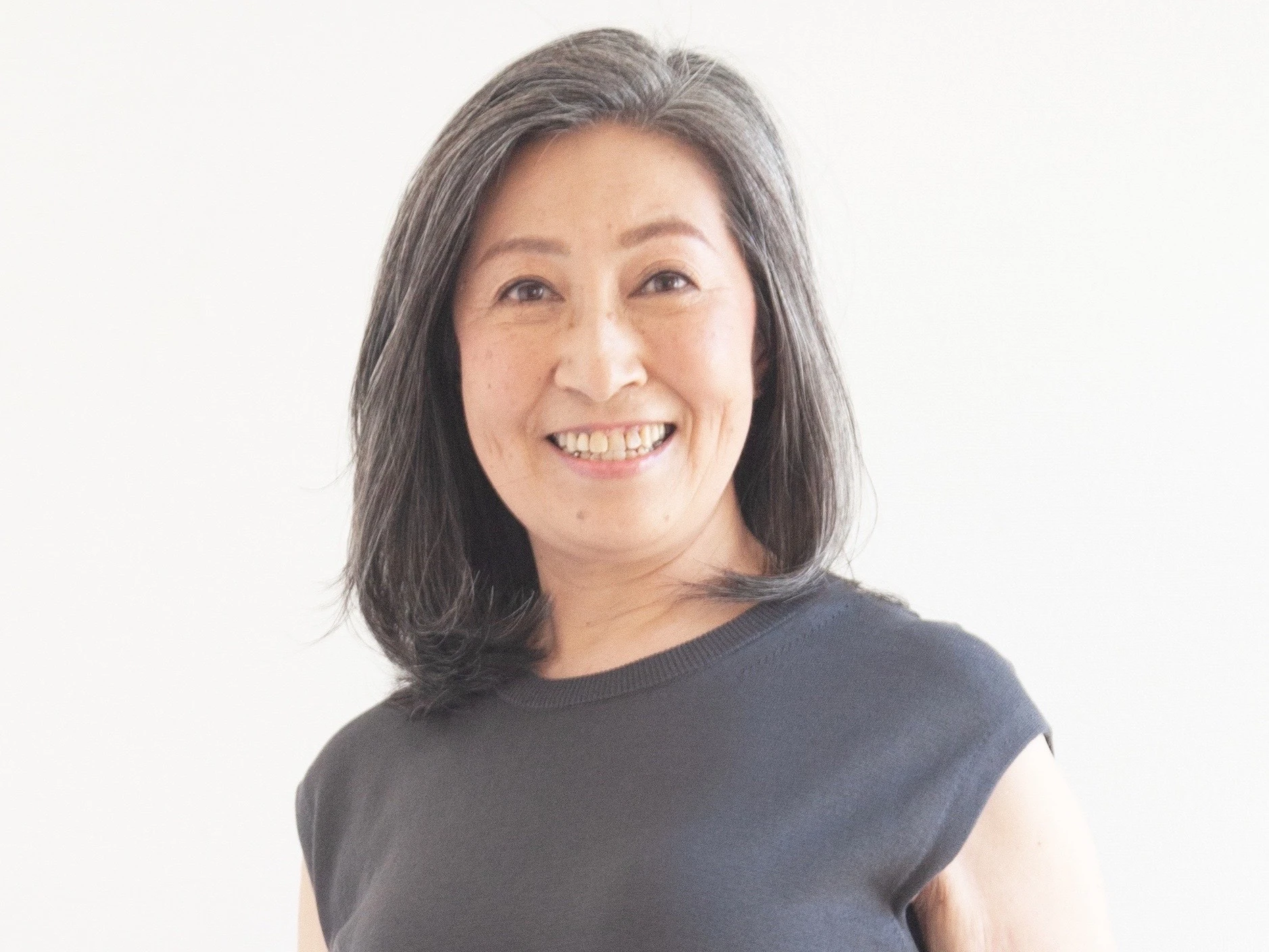 パープルグレーで魅せる、上品な美しさ。
