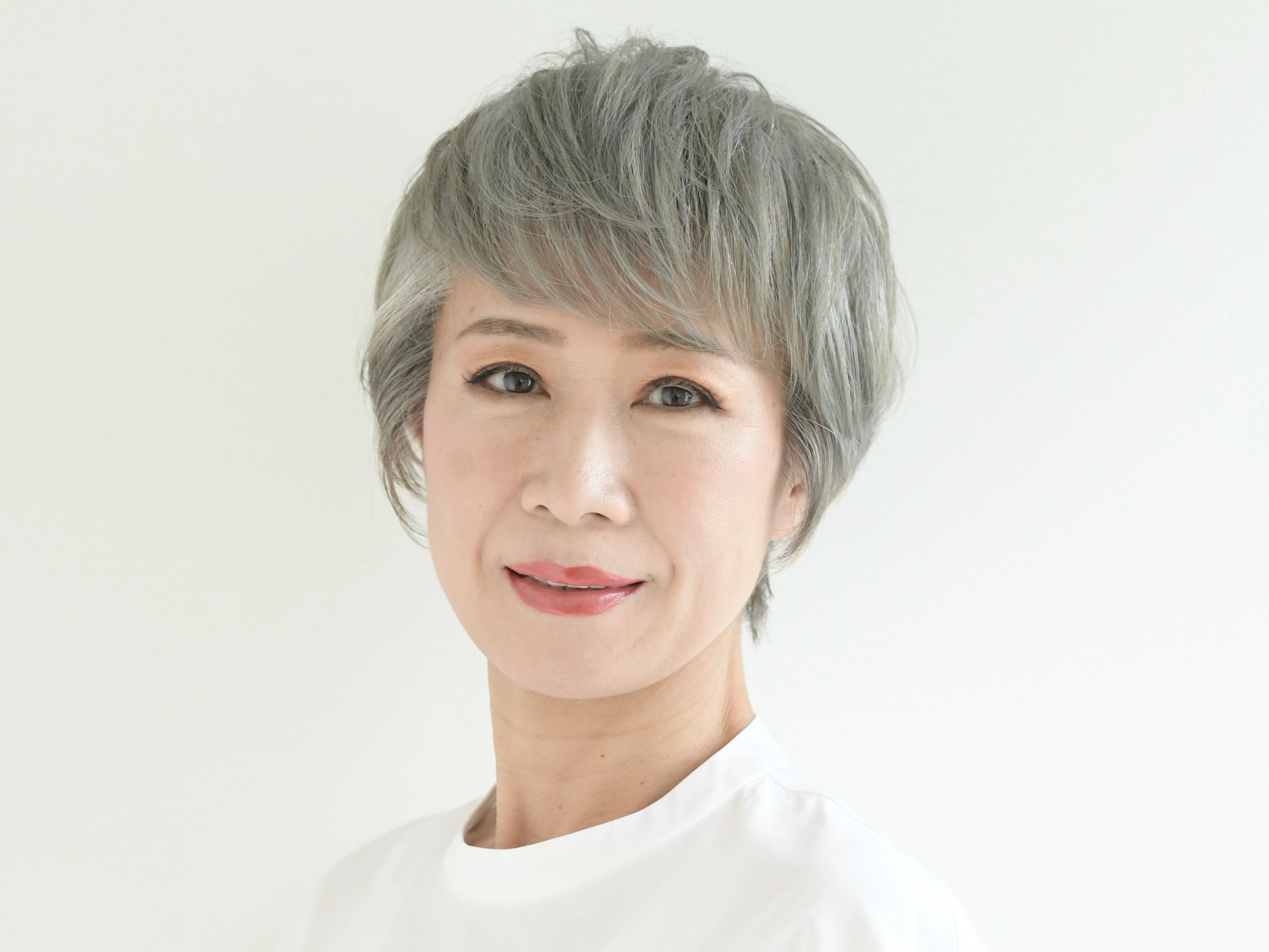 白髪染めを薄めて、あなたの新しい魅力を引き出します！
