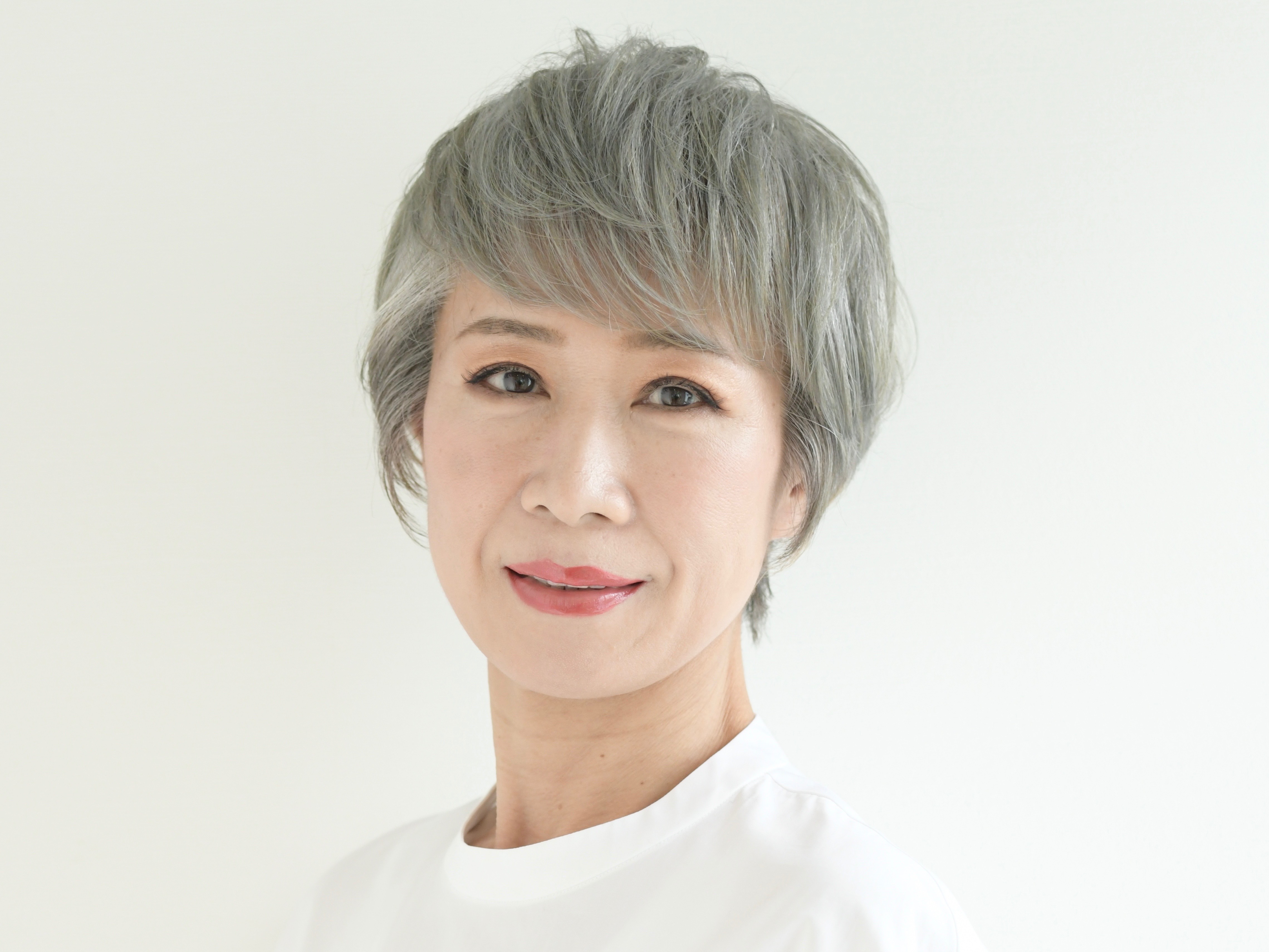 グレイヘアをおしゃれに楽しむ
50代のためのヘアスタイル提案