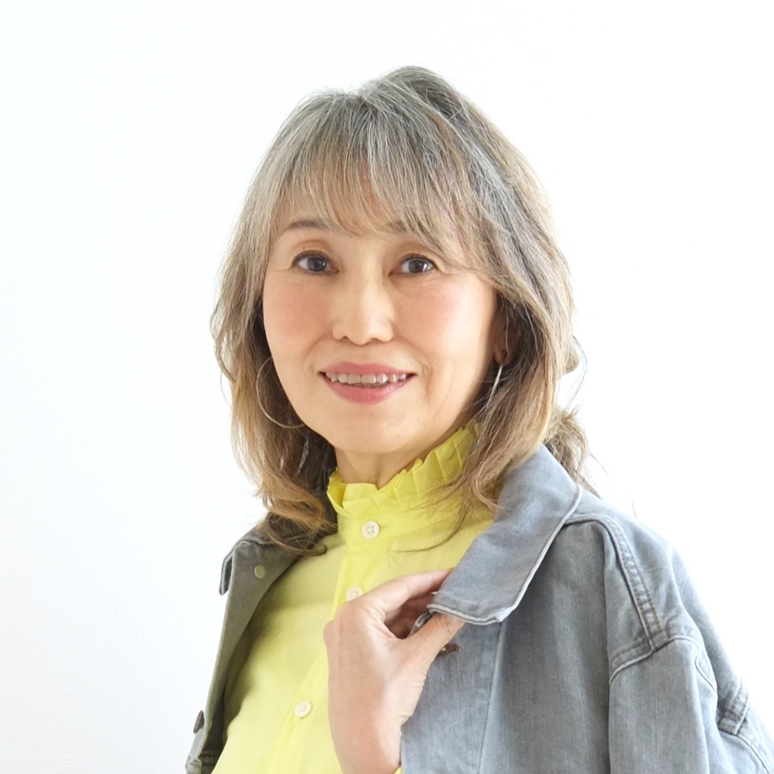 白髪ぼかしで60代の魅力を引き出す