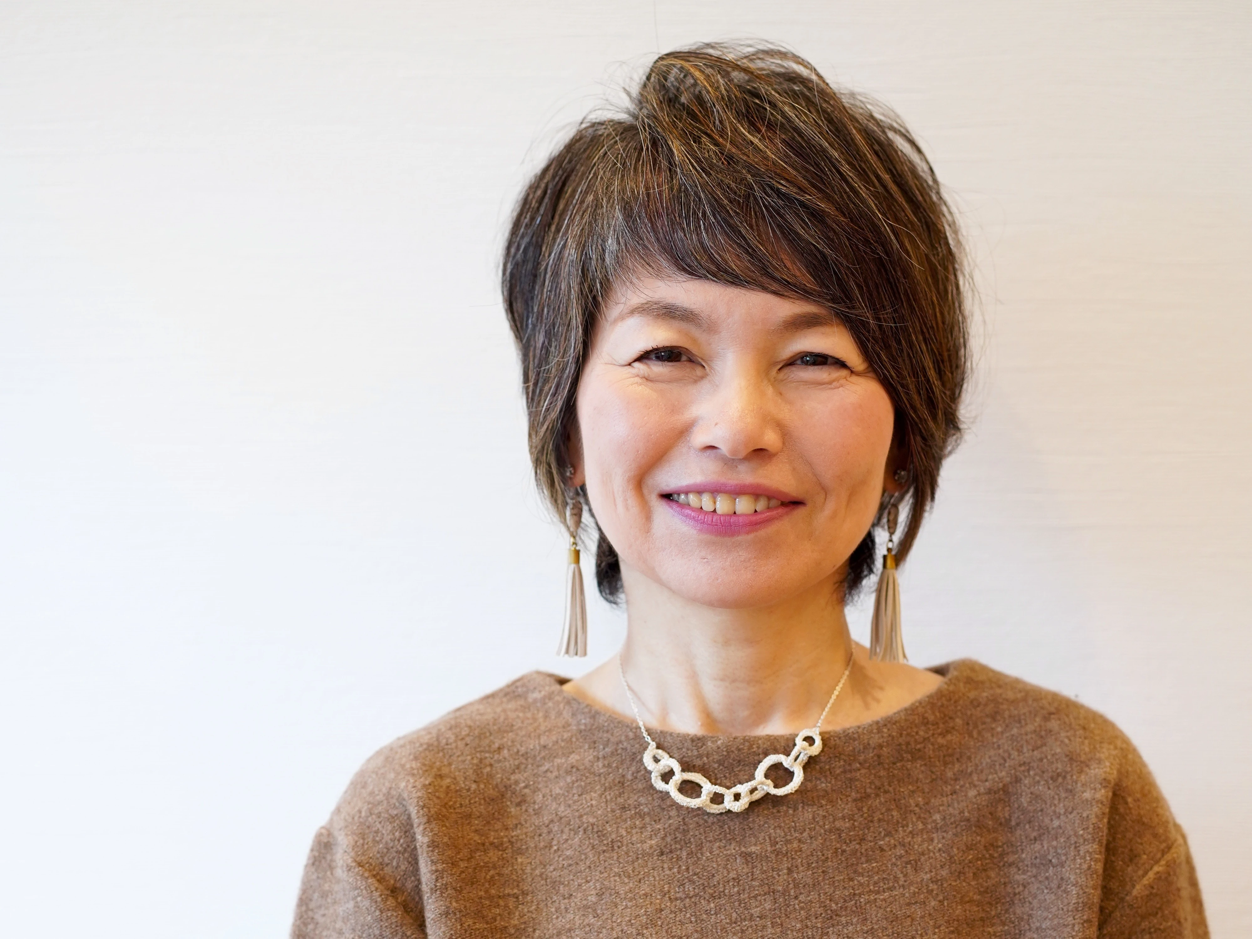 髪から始まる好印象。自然な白髪ぼかしで職場で輝くあなたへ