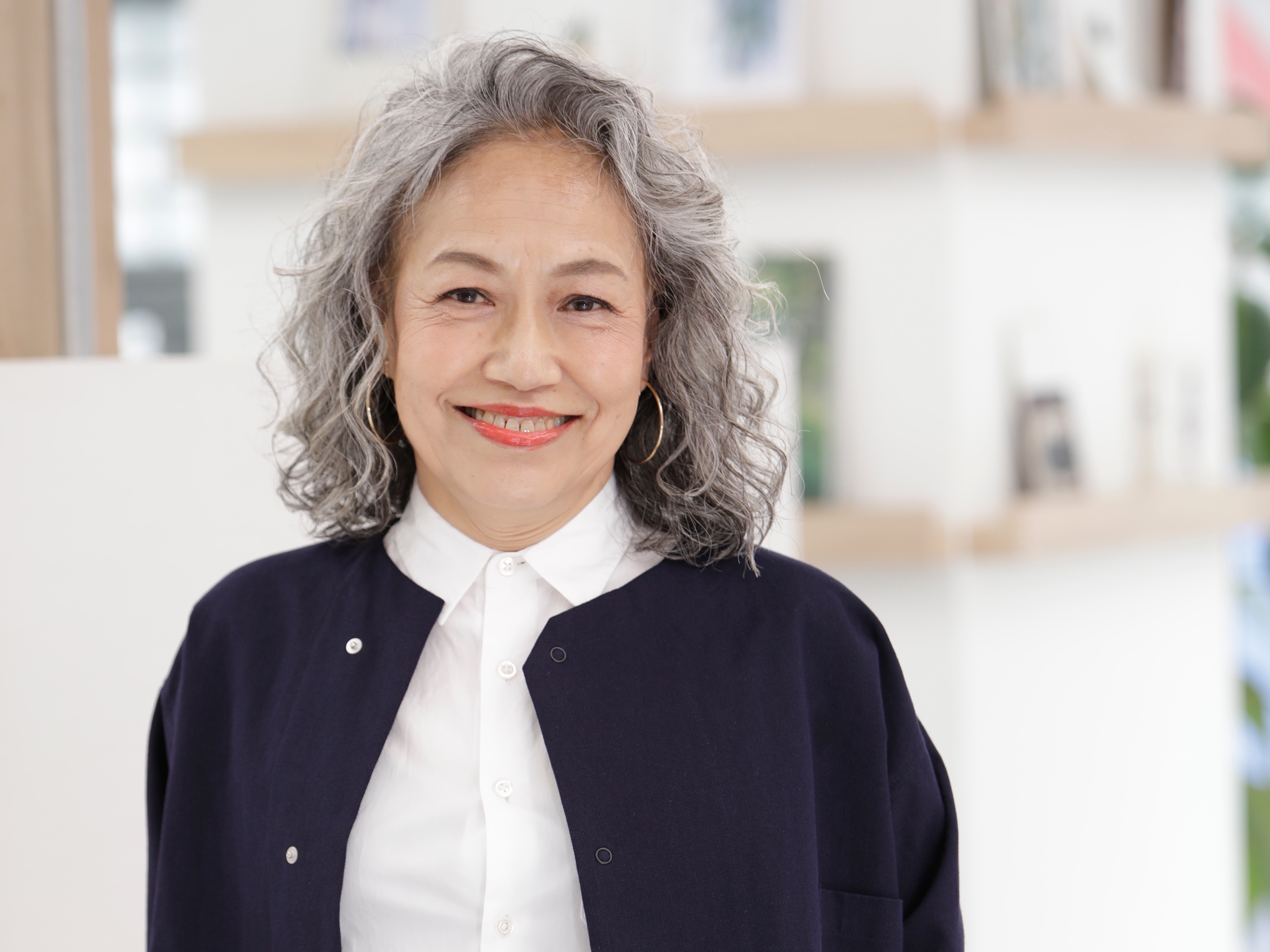 お洒落女性のためのグレイヘアパーマで新しい魅力を引き出す｜えがお美容室奈良店
