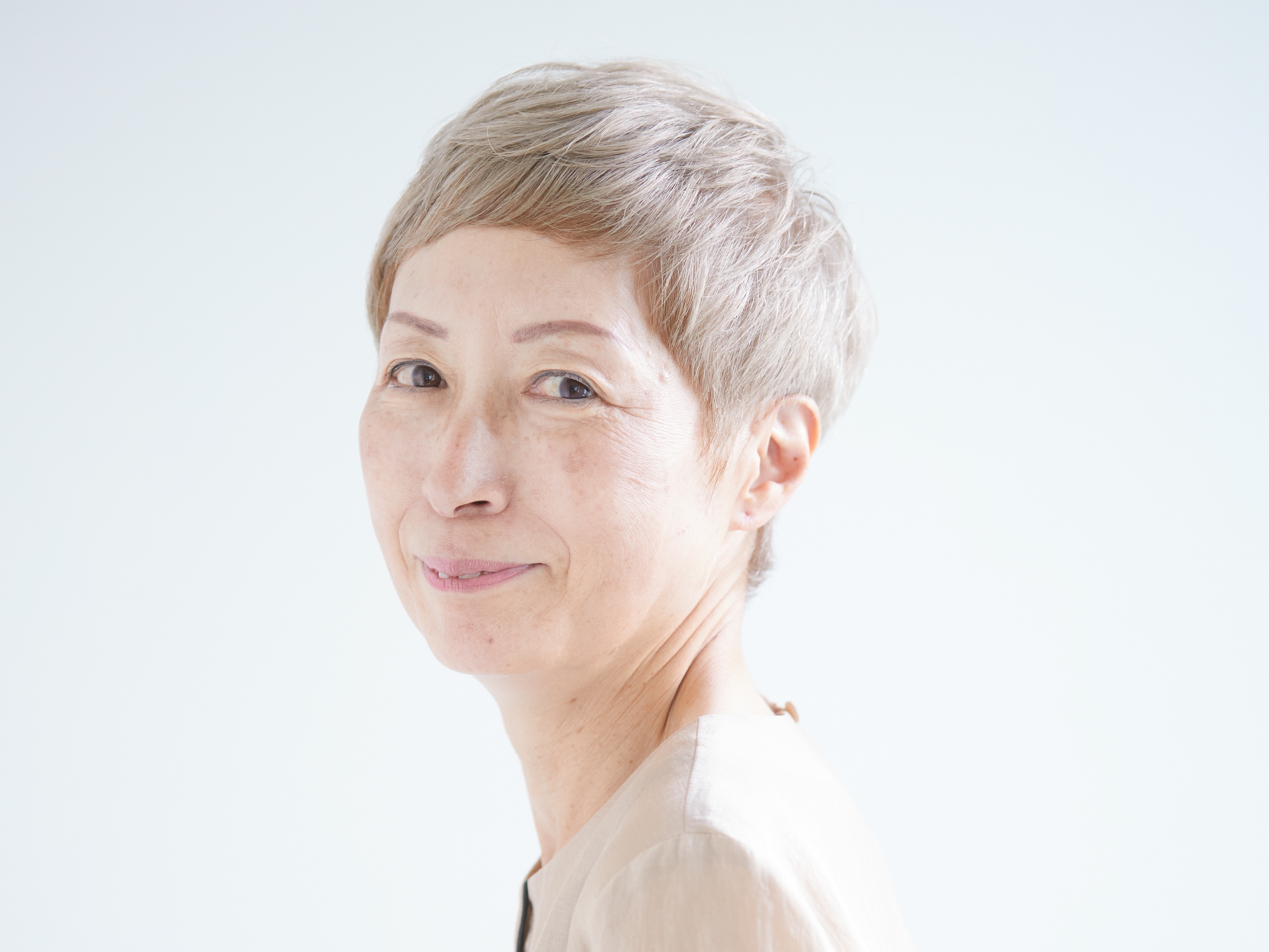 白髪を活かすおしゃれな魅力を体感！