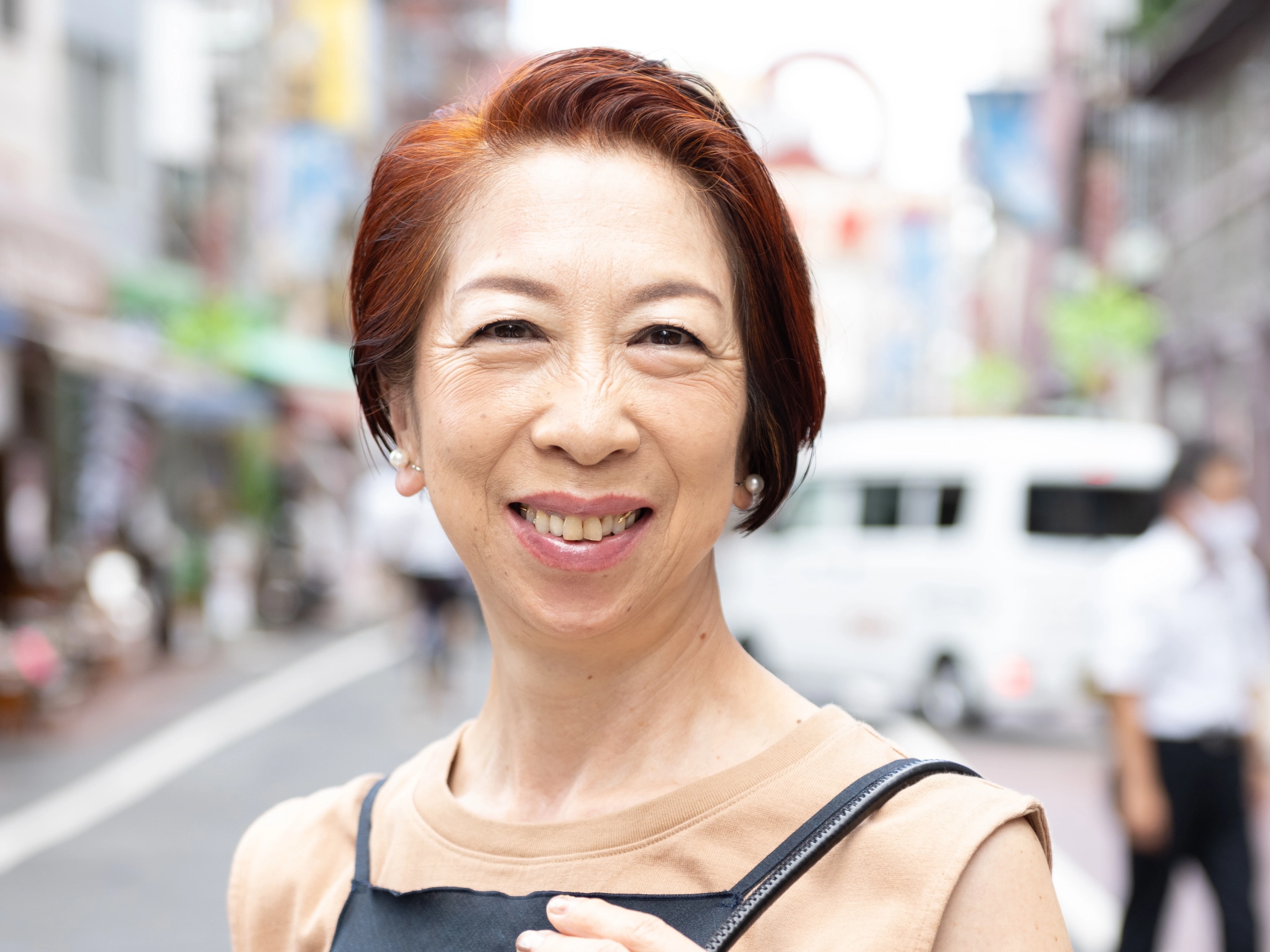 自然なグレイヘアの美しさ