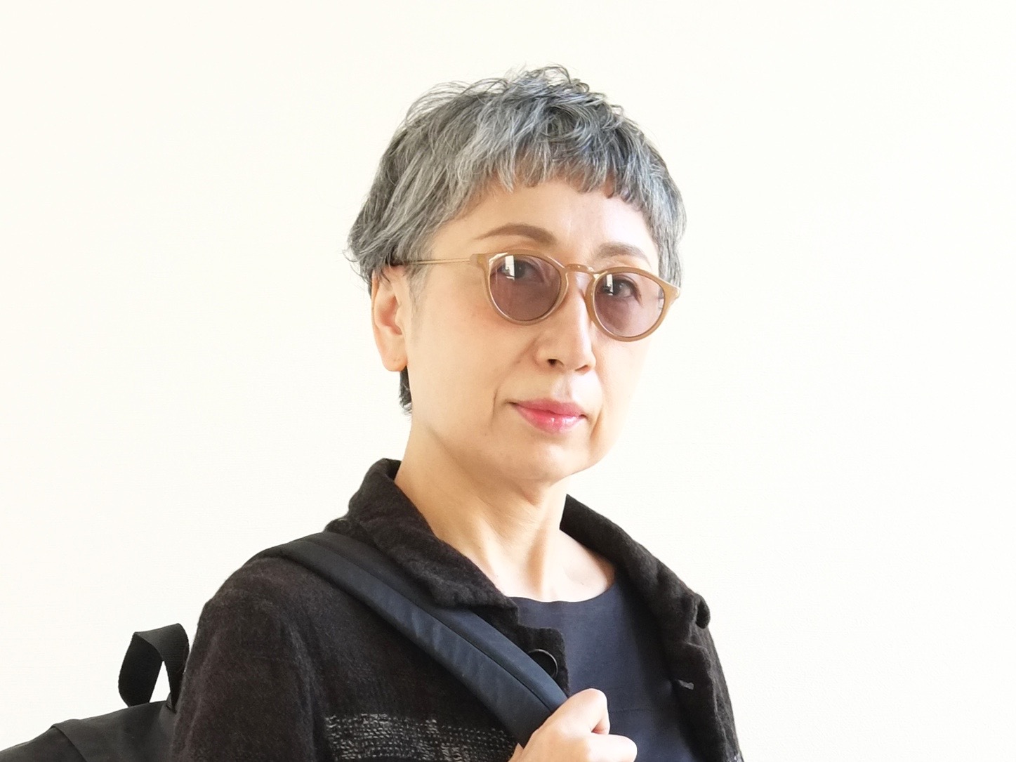 グレイヘアをおしゃれに楽しむ50代女性のためのスタイル提案！