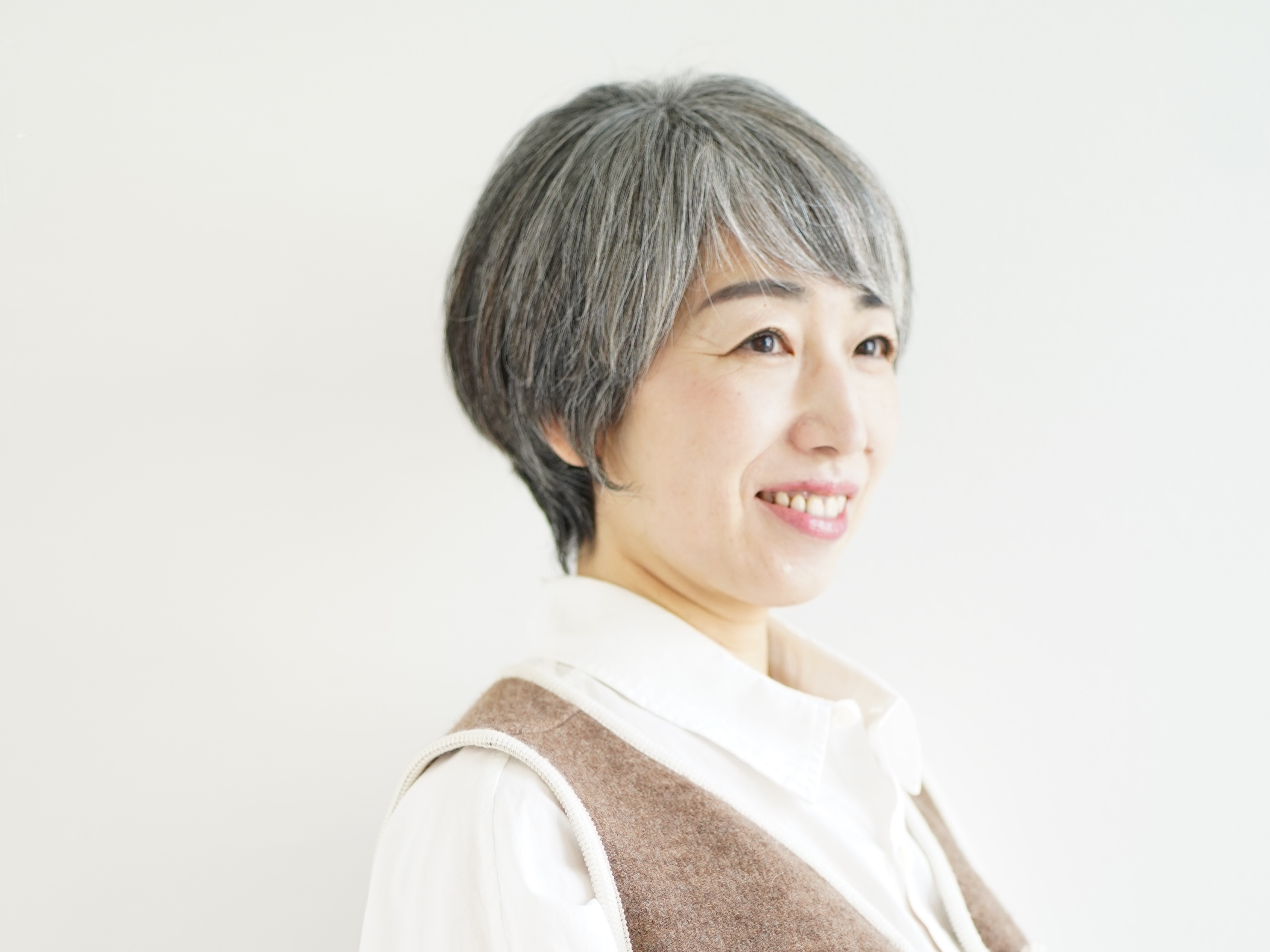 白髪を活かして、自分らしいグレイヘアと共に輝く｜えがお美容室奈良店